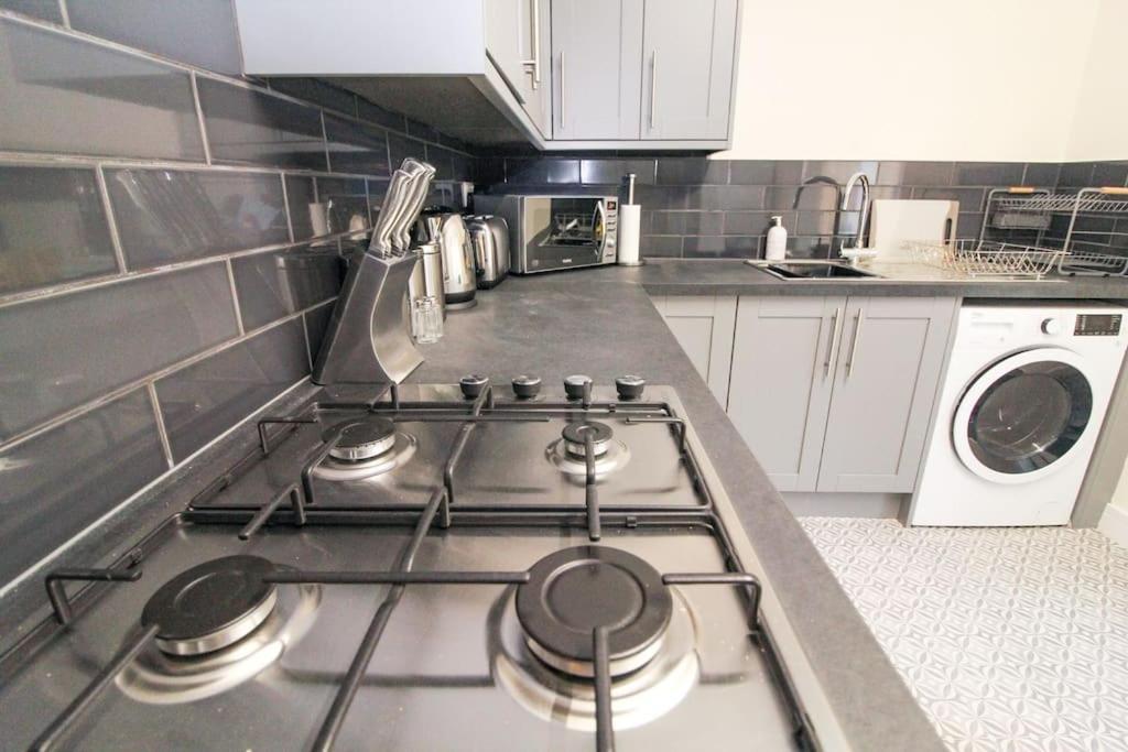 Modern 3 Bed, Contractors Welcome, Bradford Bradford  Extérieur photo