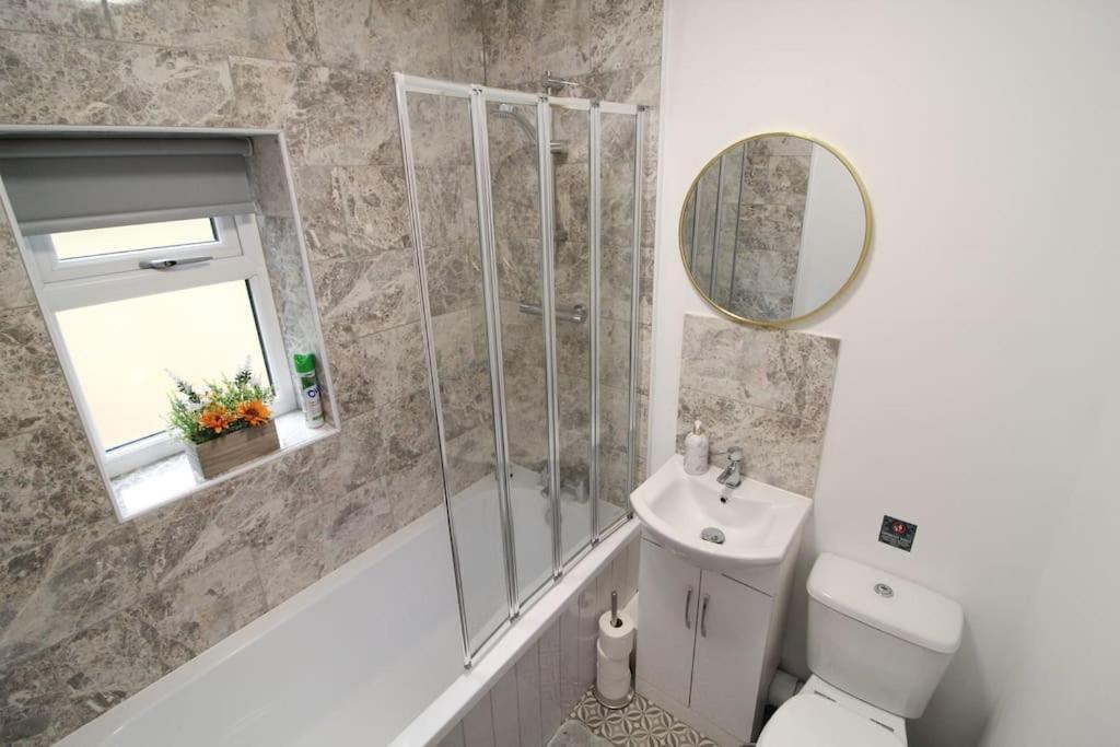 Modern 3 Bed, Contractors Welcome, Bradford Bradford  Extérieur photo