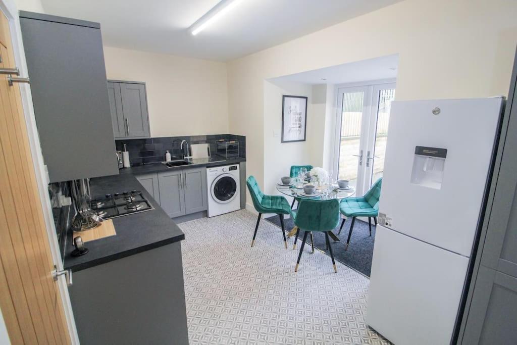Modern 3 Bed, Contractors Welcome, Bradford Bradford  Extérieur photo
