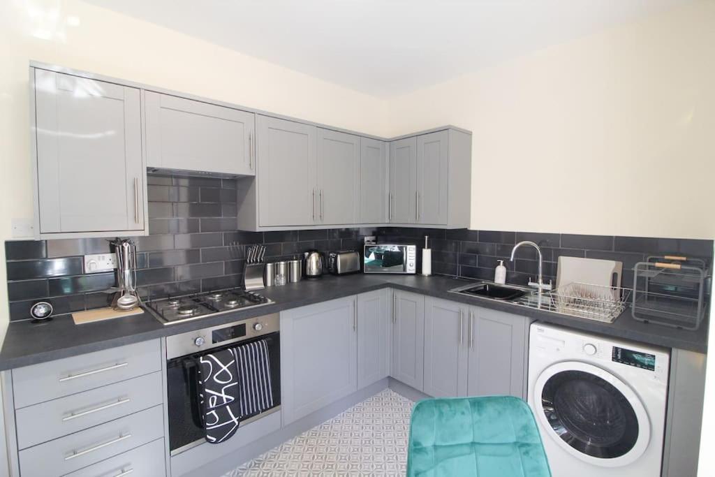 Modern 3 Bed, Contractors Welcome, Bradford Bradford  Extérieur photo