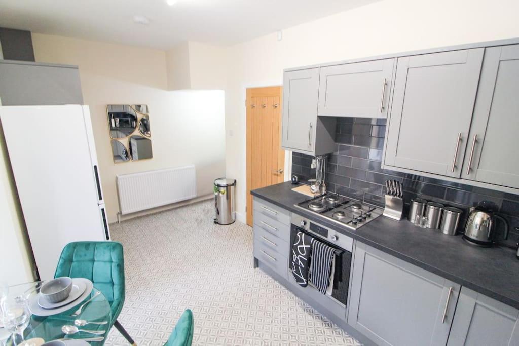 Modern 3 Bed, Contractors Welcome, Bradford Bradford  Extérieur photo