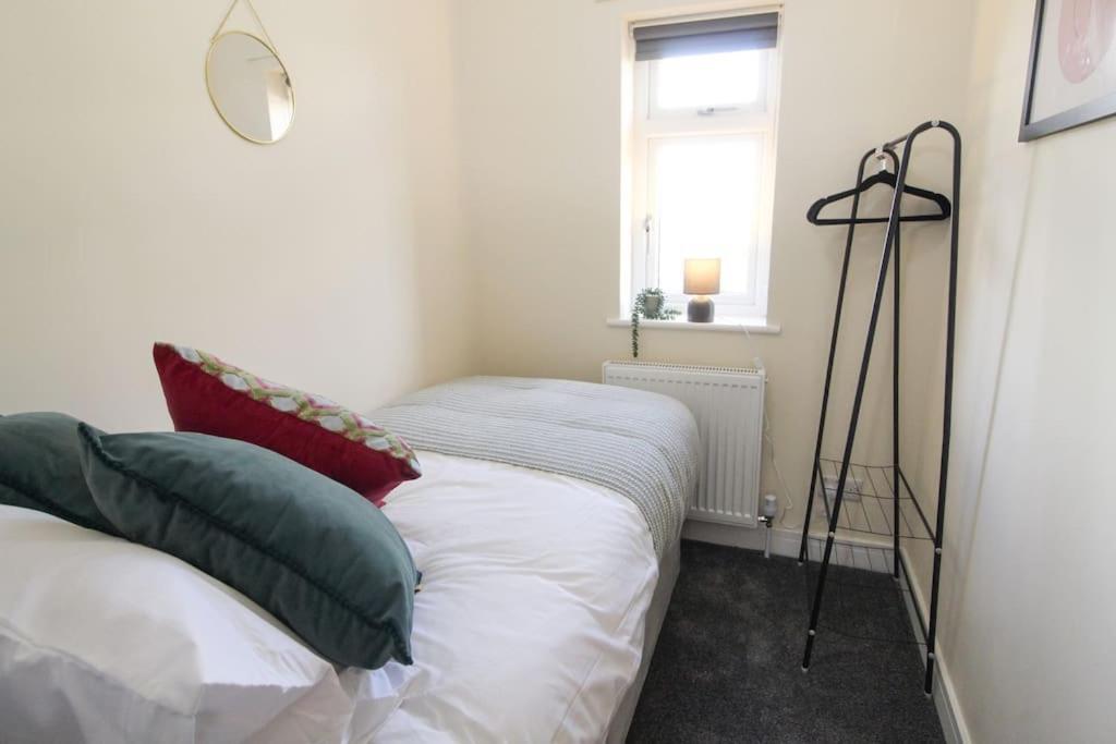 Modern 3 Bed, Contractors Welcome, Bradford Bradford  Extérieur photo
