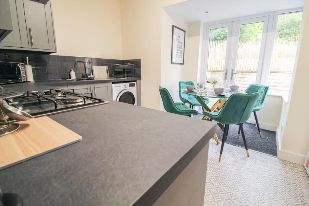 Modern 3 Bed, Contractors Welcome, Bradford Bradford  Extérieur photo