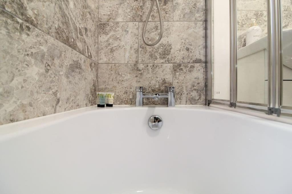 Modern 3 Bed, Contractors Welcome, Bradford Bradford  Extérieur photo