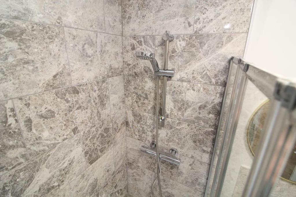 Modern 3 Bed, Contractors Welcome, Bradford Bradford  Extérieur photo