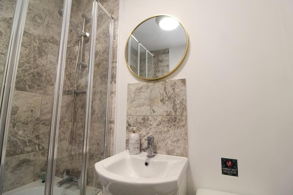 Modern 3 Bed, Contractors Welcome, Bradford Bradford  Extérieur photo